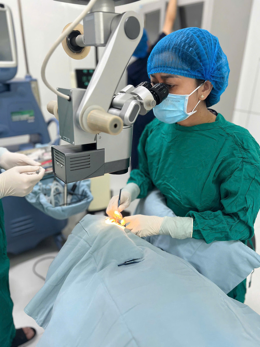 Thạc sĩ, bác sĩ Đào Thị Kim Nhung thực hiện một ca phẫu thuật Phaco điều trị đục thủy tinh thể. Ảnh: ĐVCC z6630046108280-0aa8d5d639231243577e0906b94b8906.jpg