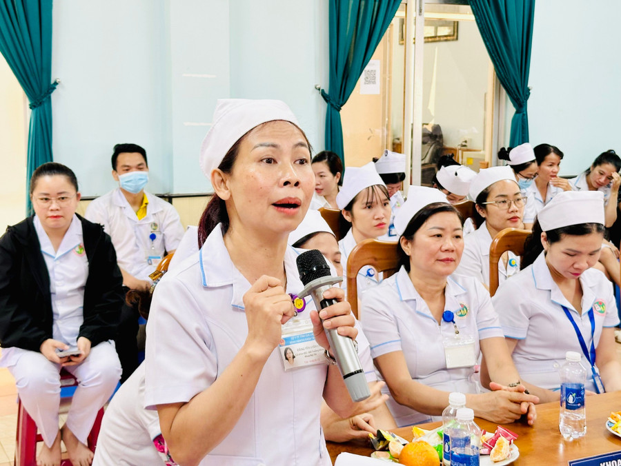 Buổi tọa đàm ghi nhận các ý kiến trao đổi, chia sẻ của các điều dưỡng về những thuận lợi, khó khăn trong công việc hàng ngày và đưa ra phương hướng nâng cao hiệu quả chăm sóc người bệnh. Ảnh: Như Nguyện z6593915915840-75e002255fa73ba93a7c9c091941bdc0.jpg