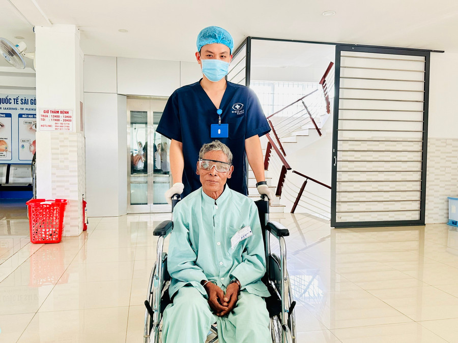 Ông Ksor Bar (làng Ia Sâm, xã Ia Hrú) đã được phẫu thuật ĐTTT miễn phí giúp tìm lại thị lực đôi mắt. Ảnh: Như Nguyện ong-ksor-bar-lang-ia-sam-xa-ia-hru-da-duoc-phau-thuat-dttt-mien-phi-giup-tim-lai-thi-luc-doi-mat-anh-nhu-nguyen.jpg