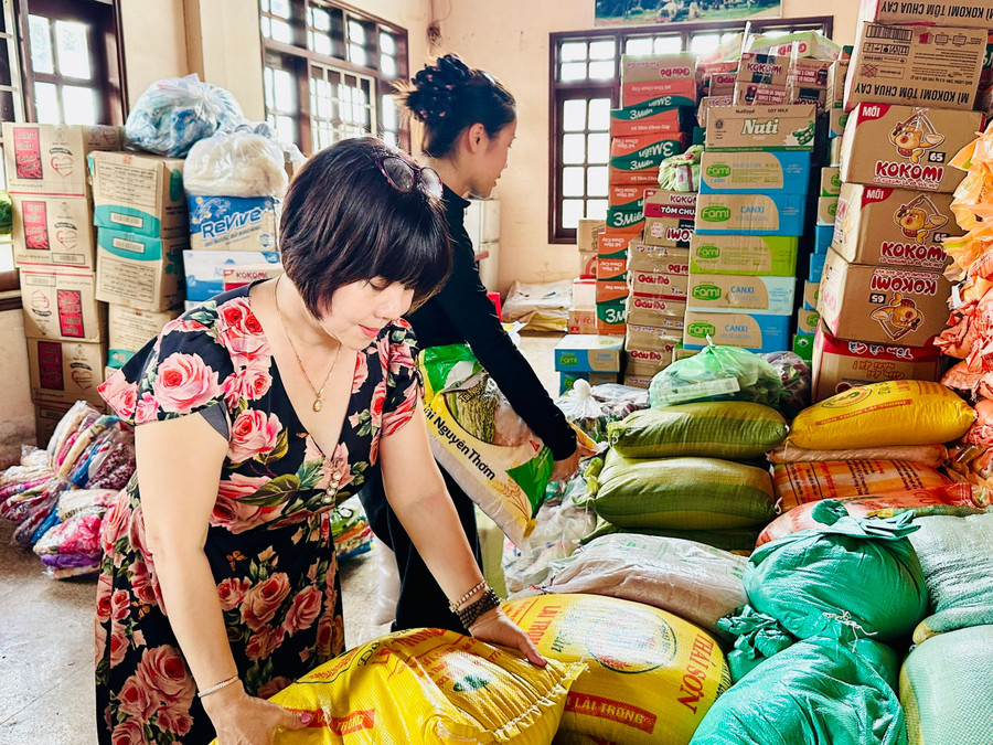 Từ ngày 28-7 đến nay, Nhà xe Phi Hổ và các nhóm thiện nguyện đã nhận được khoảng 30 tấn hàng hóa ủng hộ bà con vùng lũ. Ảnh: Như Nguyện z6875436312634-4c427494dbf6f8f9acaca67900ded4a1.jpg