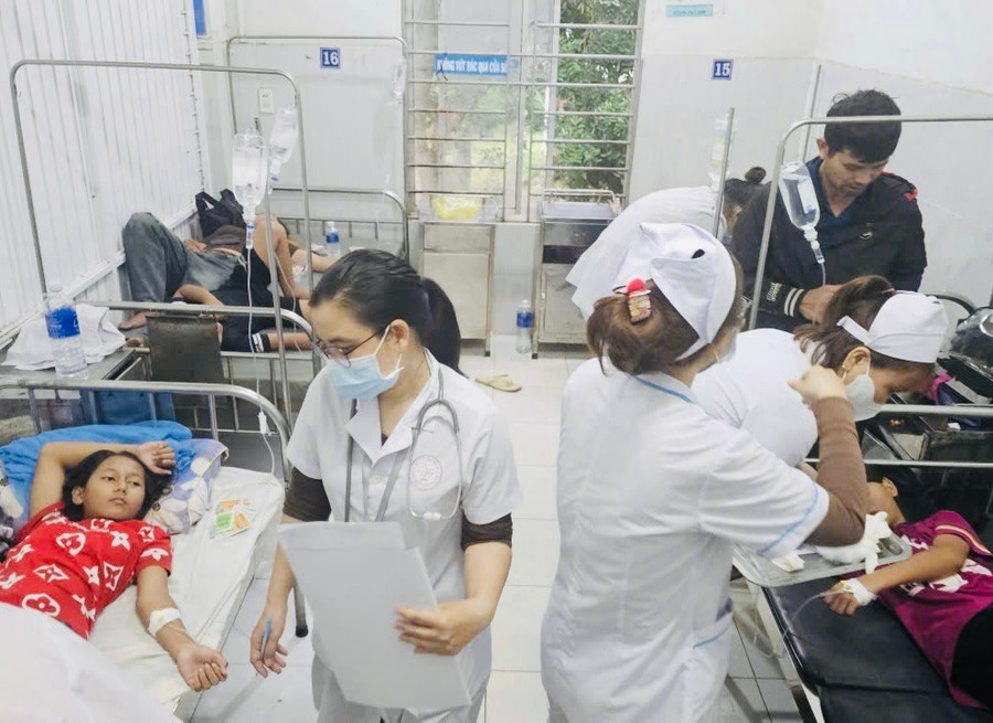 Đến chiều 31-8, đã có 45/131 bệnh nhân xuất viện, còn lại tiếp tục theo dõi, tình trạng sức khỏe các bệnh nhân ổn định. Ảnh: CTV z6963512243026-9e0c56c0d99019b4f81cac7b688c6c03.jpg