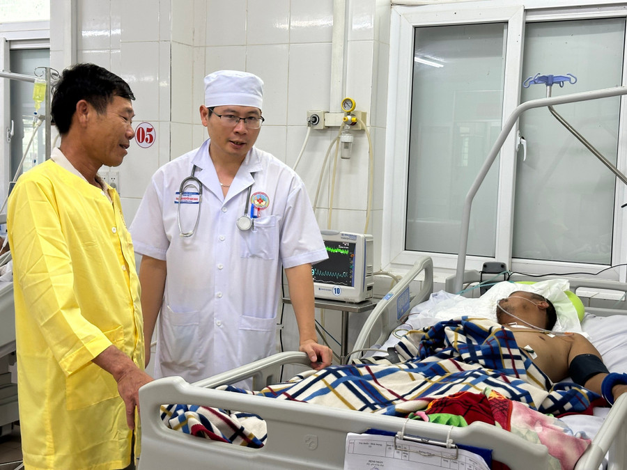Bác sĩ CKII Nguyễn Nam Giang động viên gia đình bệnh nhân Trịnh Đình H. yên tâm điều trị. Ảnh: Như Nguyện bac-si-ckii-nguyen-nam-giang-dong-vien-gia-dinh-benh-nhan-trinh-dinh-h-an-tam-dieu-tri-anh-nhu-nguyen.jpg