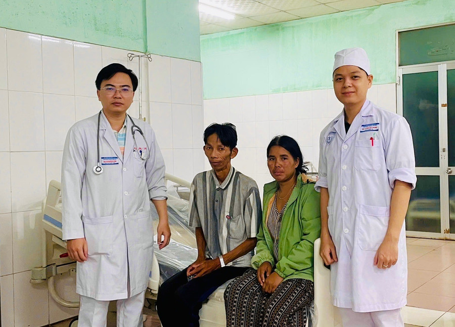 Ông Chin và người nhà chụp ảnh cùng y, bác sĩ trước khi xuất viện. Ảnh: ĐVCC ong-chin-va-nguoi-nha-chup-anh-cung-y-bac-si-truoc-khi-xuat-vien-anh-dvcc.jpg