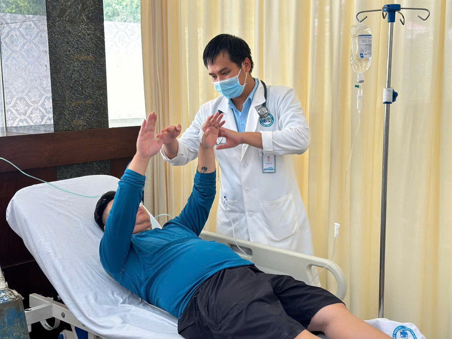 Bệnh nhân hiện đã tỉnh táo, sinh hiệu ổn định và đang được các bác sĩ chuyên khoa theo dõi sát sao. Ảnh: ĐVCC z6879243074473-1d6dae368a7c114e3fdfebacf5231908.jpg