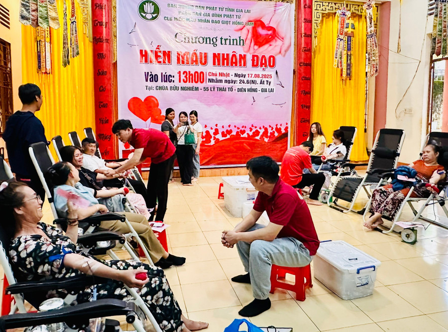 Gần 100 tăng ni, phật tử trên địa bàn tỉnh tham gia hiến máu tình nguyện tại chùa Bửu Nghiêm vào chiều 17-8. Ảnh: Như Nguyện z6916461122263-ba23cdacbd1ba97ac277e7fcec704017.jpg