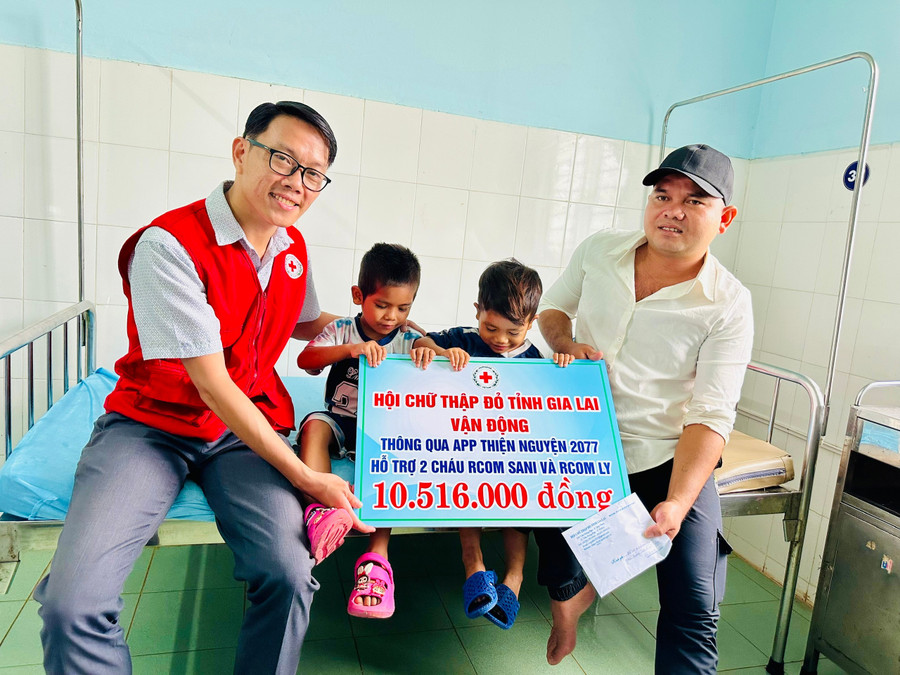 Ông Nguyễn Chí Cẩn-Phó Chủ tịch Hội Chữ thập đỏ tỉnh Gia Lai trao tiền hỗ trợ và động viên gia đình cố gắng chăm sóc 2 cháu. Ảnh: Như Nguyện z6922182895780-c89992d56c641d4a3fed61a85cfa6678.jpg