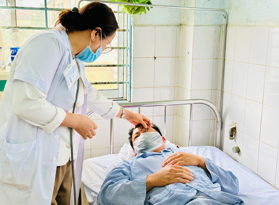 Bác sĩ thăm khám cho bệnh nhân SXH điều trị tại Bệnh viện Đa khoa Gia Lai. Ảnh: Như Nguyện z6912153759581-c61e0c8adfb0ffad9ac1210df32234a1.jpg