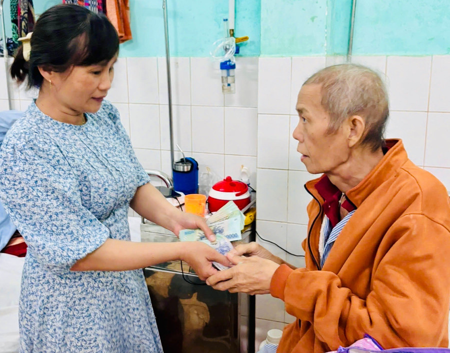 Các phần quà thiết thực góp phần hỗ trợ và mang lại niềm vui cho các bệnh nhân nghèo, khó khăn. Ảnh: Như Nguyện z6963668356490-4db4cdad1914d3ed1972d9043485ef3e.jpg