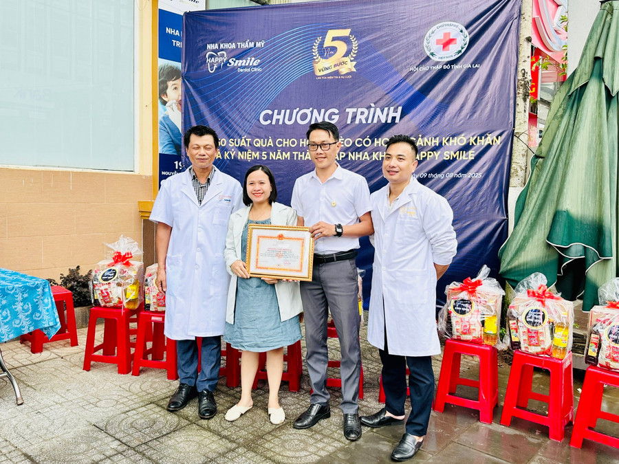 Ông Nguyễn Chí Cẩn-Phó Chủ tịch Hội Chữ thập đỏ tỉnh Gia Lai trao thư cảm ơn đến Nha khoa thẩm mỹ Happy Smile. Ảnh: Như Nguyện z6890237849212-93c4f8bc82b78079b189860c1df5a562.jpg