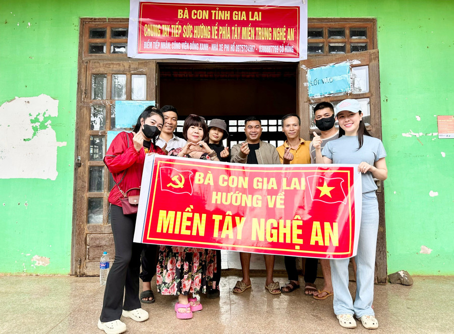 Các tình nguyện viên chụp ảnh lưu niệm trước giờ xuất phát. Ảnh: Như Nguyện z6875436337598-573f3fb78e4f63e042d51938e032b8c5.jpg