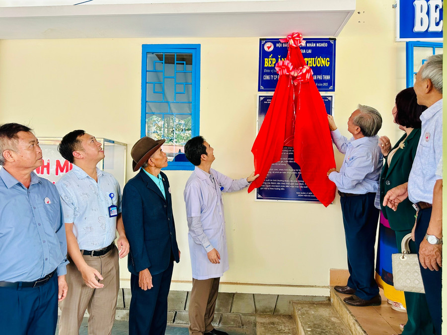 Đại diện ban tổ chức thực hiện nghi thức khánh thành Bếp ăn tình thương. Ảnh: Như Nguyện z6958198851546-86ce4f17fb9a2437a4de4ea95f6b52d4.jpg