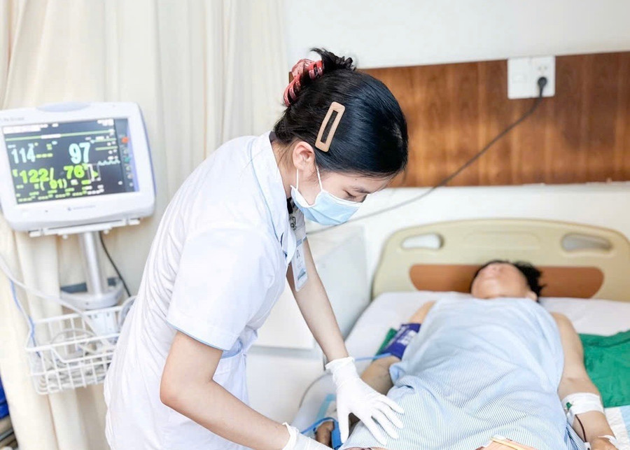 Nhân viên y tế chăm sóc vết thương cho anh L.H.S. (xã Biển Hồ). Ảnh: ĐVCC z6865693266800-ac8cb1d313a8901514df806c6e044791.jpg