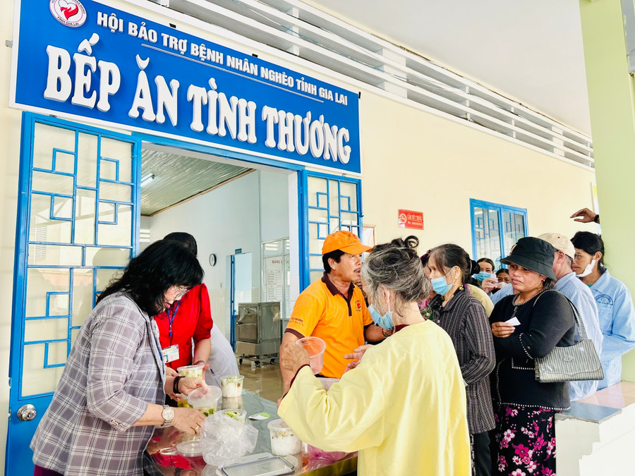 Ngay trong chiều 29-8, Bếp ăn tình thương cũng đã nấu và trao 250 suất ăn miễn phí đến bệnh nhân. Ảnh: Như Nguyện z6958198953229-046eb546aa2cd3313781ac1d27918169.jpg