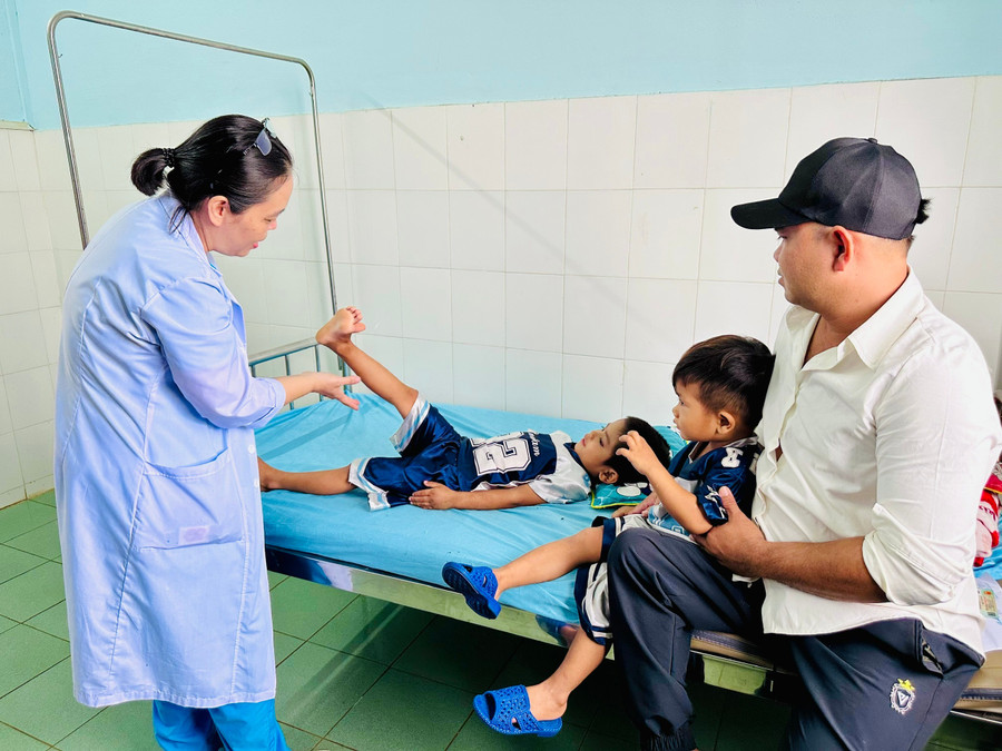 Qua một thời gian điều trị, sức khỏe 2 bệnh nhi đã tiến triển rõ rệt. Ảnh: Như Nguyện z6922182929501-542dfc5d7a693ba18ce27159c6638b00.jpg