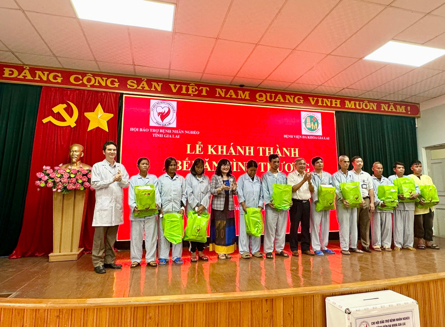 Dịp này, Hội Bảo trợ Bệnh nhân nghèo tỉnh Gia Lai cũng đã trao 10 phần quà đến 10 bệnh nhân nghèo, khó khăn đang điều trị tại Bệnh viện Đa khoa Gia Lai. Ảnh: Như Nguyện z6958198802165-d51775a126448d1e90b8803b8f777d0b.jpg