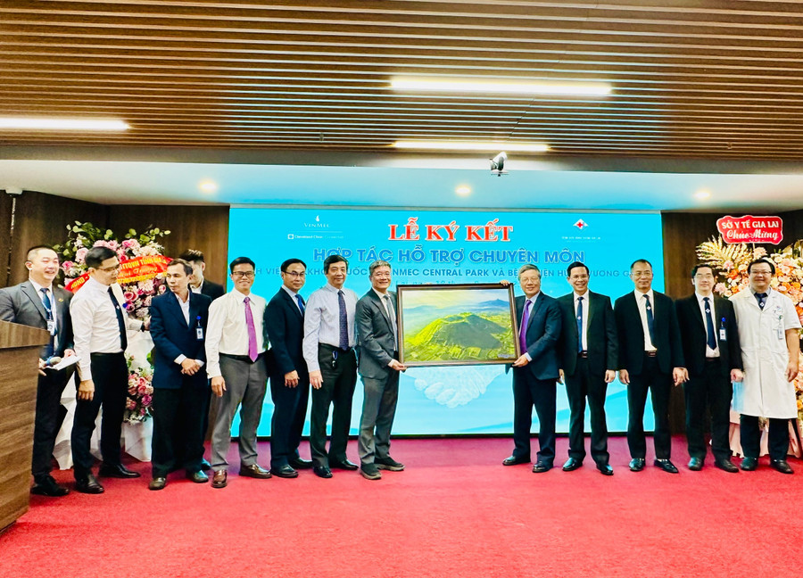 Đại diện Bệnh viện Hùng Vương Gia Lai trao tặng món quà lưu niệm đến đại diện Bệnh viện đa khoa quốc tế Vinmec Central Park chúc mừng ký kết thành công. Ảnh: Như Nguyện z6919292324687-252ecee222ba540c554a5a79dbb2f625.jpg