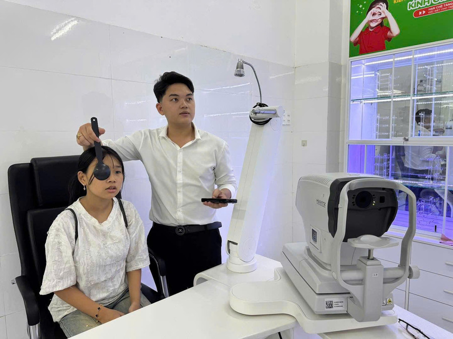 Nhân viên y tế Bệnh viện Mắt Quốc tế Sài Gòn-Gia Lai tầm soát nhược thị cho trẻ. Ảnh: ĐVCC z6918470509557-feda4e9a23cfaa93411a54ec08ecf116.jpg