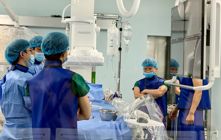 Gia Lai sẽ chuyển tiếp các dự án y tế giai đoạn 2021-2025 sang giai đoạn 2026- 2030, đảm bảo công tác chăm sóc sức khỏe cho người dân. Ảnh: Như Nguyện cac-bac-si-benh-vien-da-khoa-gia-lai-thuc-hien-chup-mach-bang-he-thong-may-dsa-cho-benh-nhan-anh-nhu-nguyen.jpg