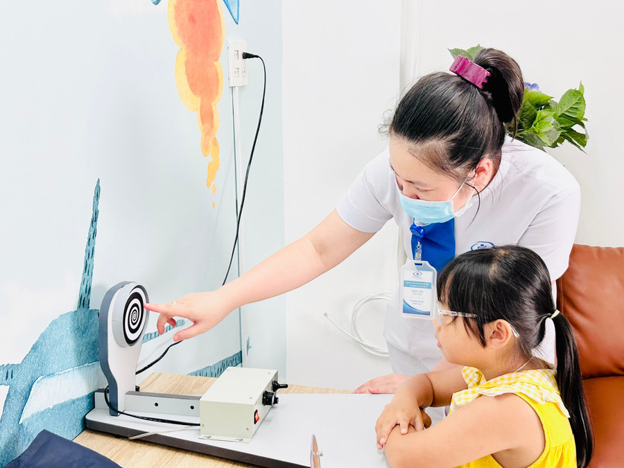 Nhược thị thường không có triệu chứng rõ ràng nên việc cho trẻ khám mắt định kỳ là rất cần thiết để phát hiện sớm, điều trị kịp thời. Ảnh: Như Nguyện z6925056923061-1bce94535549ccfc742044bb6b4315fb.jpg
