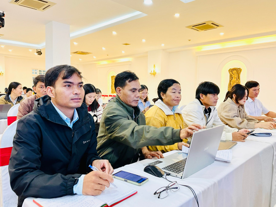 Lãnh đạo, công chức phụ trách công tác bảo trợ xã hội cấp xã tham gia tập huấn. Ảnh: Như Nguyện z6956494021152-9593d9252d3869b81ecb0377785eacee.jpg