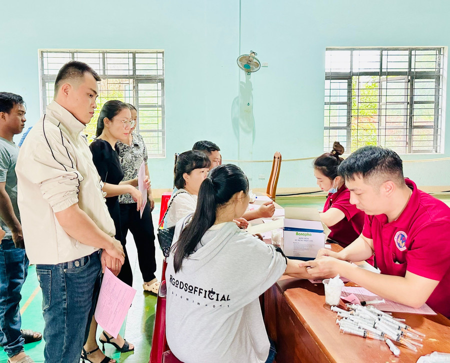 Khám sàng lọc cho tình nguyện viên trước khi tham gia HMTN. Ảnh: Như Nguyện z6889603734624-700400534698122f942d11b3c1eb2b13.jpg