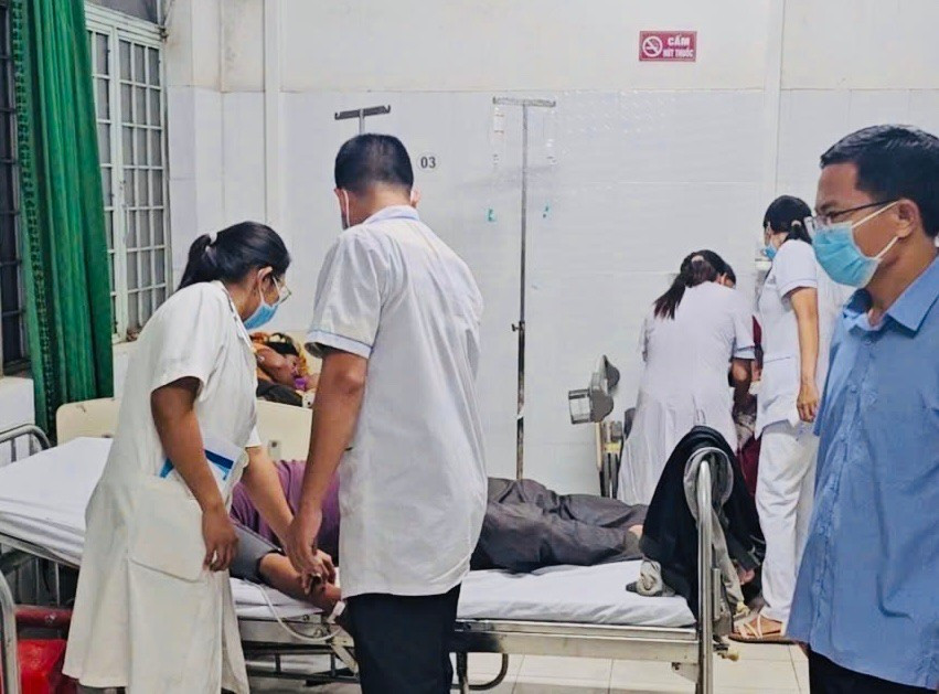 Lực lượng y tế chăm sóc, cứu chữa cho người dân tại Trung tâm Y tế Phú Thiện. Ảnh: CTV z6963512234450-15b980f7cb83eb8c9a17df10c790aa05.jpg