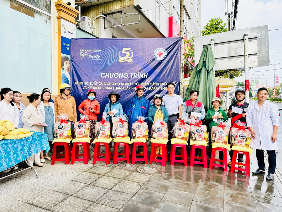 Đại diện Ban tổ chức trao quà cho hộ nghèo. Ảnh: Như Nguyện z6890237817390-ffda3fe608b7748368279b66421bf0c0.jpg