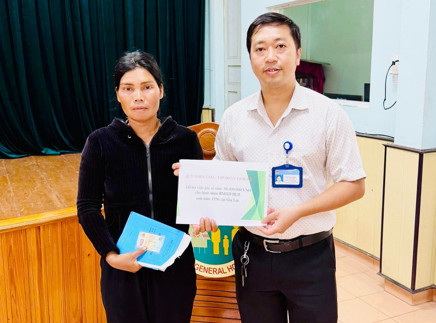 Ông Đào Ngọc Quân trao số tiền hỗ trợ cho thân nhân người bệnh. Ảnh: ĐVCC z6877996334070-eff20484e53a96cdb92817ab1c8b19a3.jpg