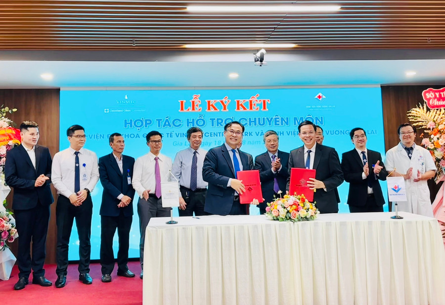 Đại diện lãnh đạo Bệnh viện đa khoa quốc tế Vinmec Central Park và Bệnh viện Hùng Vương Gia Lai ký kết hợp tác hỗ trợ chuyên môn. Ảnh: Như Nguyện z6919292387866-016d179560577baf008704f6b37c6160.jpg