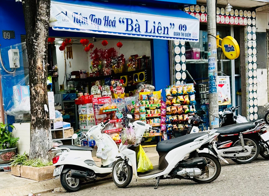 Tạp hóa bà Liên (09 Đoàn Thị Điểm, phường Diên Hồng, TP. Pleiku) bị xử phạt 8.500.000 đồng vì vi phạm các quy định đảm bảo an toàn thực phẩm. Ảnh: Như Nguyện z6680437079447-5ed83eafa701b628e79a296f4831bf01.jpg