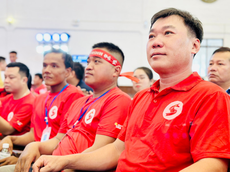 Anh Nguyễn Văn Thành (thứ nhất bên phải) đã 36 lần HMTN và vận động hơn 1.000 lượt người đi hiến máu. Ảnh: Như Nguyện z6727197572963-c07bf50319689fadab895c7ded8e3c4c.jpg