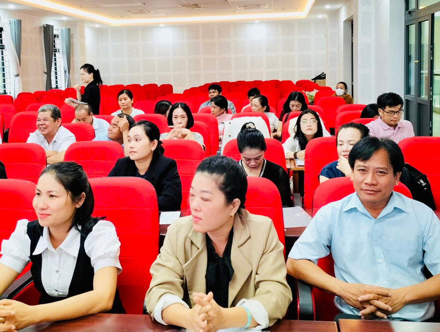Tham gia lớp tập huấn có trên 50 nhân viên y tế của 17 huyện, thị xã, thành phố và các đơn vị y tế có thực hiện tiêm chủng mở rộng thuộc tỉnh Gia Lai. Ảnh: Như Nguyện z6693497738022-3407aa4627fb6c5d783afd1b4325a32f.jpg