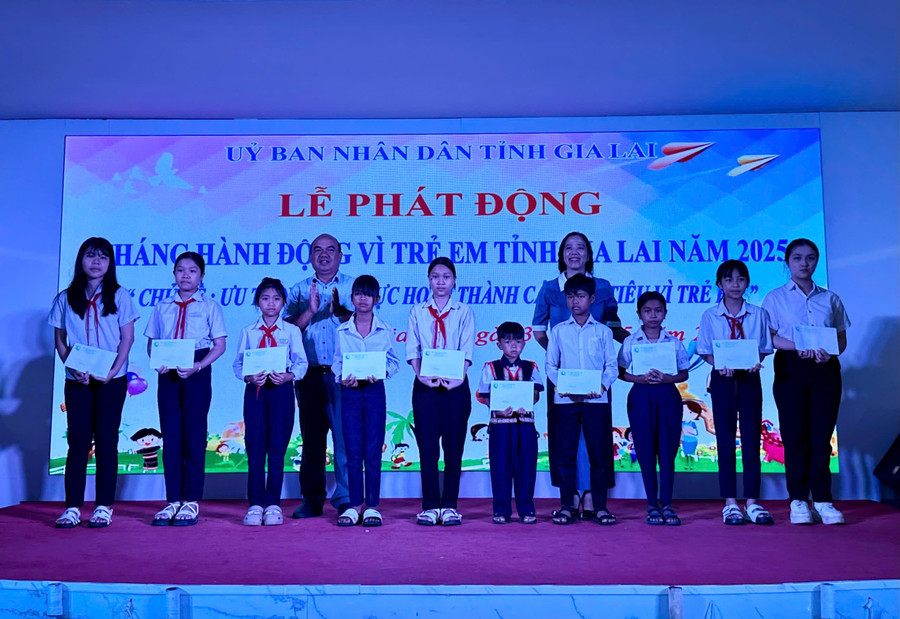 Quỹ Bảo trợ trẻ em tỉnh Gia Lai trao học bổng cho trẻ em nghèo, khó khăn trong dịp Lễ phát động Tháng hành động vì trẻ em tỉnh Gia Lai năm 2025. Ảnh: Như Nguyện z6653647424373-a6785f744475e89c0cbb6029be466bcc.jpg