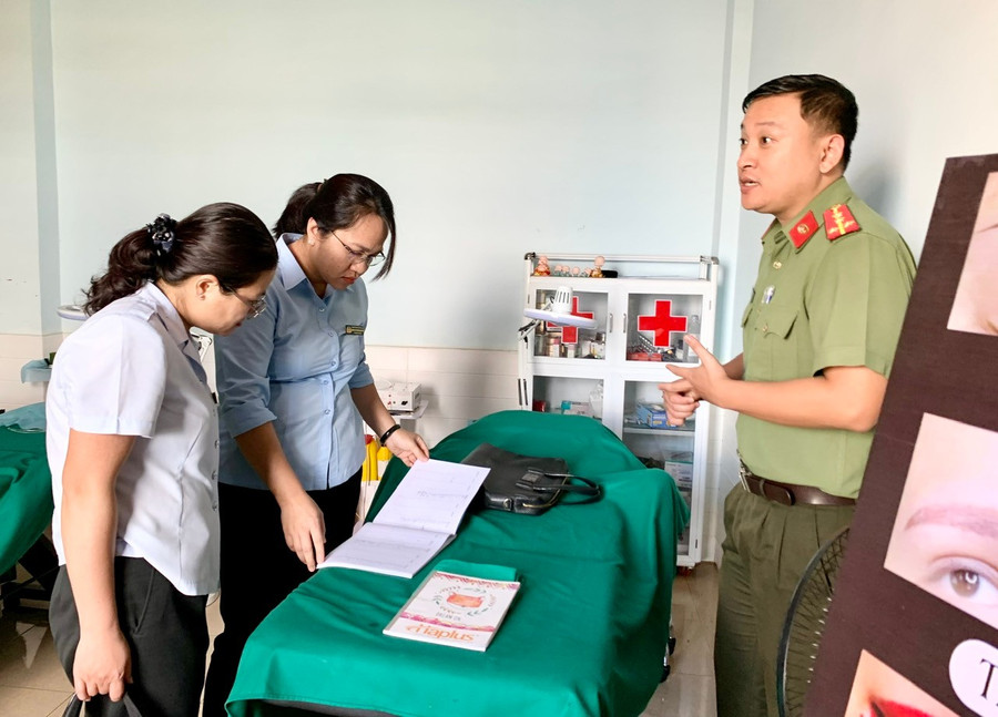UBND tỉnh giao Sở Y tế phối hợp các đơn vị liên quan tăng cường công tác thanh tra, kiểm tra hoạt động khám bệnh, chữa bệnh và quảng cáo tại các cơ sở khám bệnh, chữa bệnh có phạm vi hoạt động phẫu thuật, tạo hình thẩm mỹ trên địa bàn. Ảnh: Như Nguyện z5902969925912-290f4c2f6fc53603d8372fcc4c2972cf.jpg