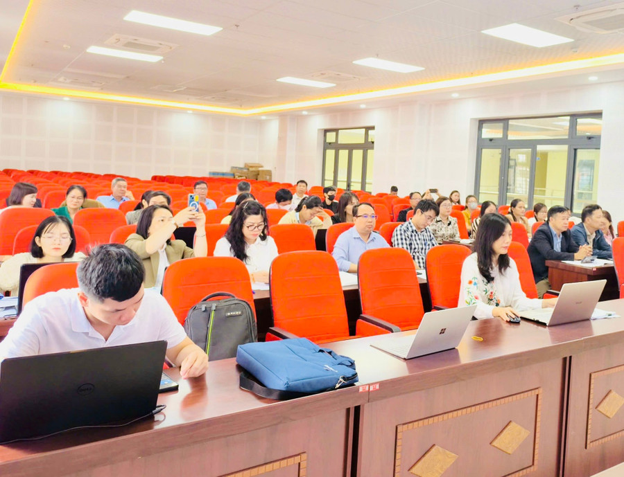 Qua hội nghị tập huấn sẽ giúp cán bộ, nhân viên y tế tỉnh nâng cao năng lực trong công tác thống kê, báo cáo phát thải khí nhà kính, góp phần xây dựng cơ sở dữ liệu phục vụ kiểm kê khí nhà kính của ngành Y tế tỉnh Gia Lai. Ảnh: Như Nguyện z6732836760639-04ec05d8f4e4d9d1bb0b010647a1e97a.jpg