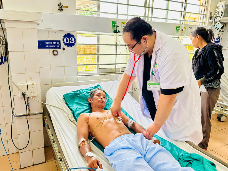 Được cấp cứu kịp thời, bệnh nhân Rơ Mah Liên đã qua cơn nguy kịch, ổn định sức khỏe. Ảnh: Như Nguyện z6718365672202-9960a16cf91d3df5c93d8c68fa837c92.jpg