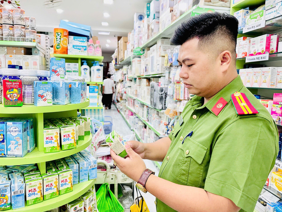 Đoàn kiểm tra tại Công ty trách nhiệm hữu hạn thương mại Baby Love (327 Cách mạng tháng 8, phường Hoa Lư. TP. Pleiku). Ảnh: Như Nguyện z6653743538930-2433e84ef1a66494ad2fc151c5f8a380.jpg