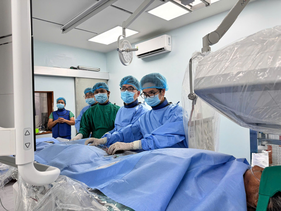 Tiến sĩ, bác sĩ Nguyễn Thành Công (thứ nhất từ phải sang)-Trưởng Khoa Lão (Bệnh viện Đa khoa tỉnh Gia Lai) cùng các đồng nghiệp tiến hành chụp động mạch não số hoá xóa nền (DSA) cho bệnh nhân. Ảnh: ĐVCC benh-vien-da-khoa-tinh.jpg
