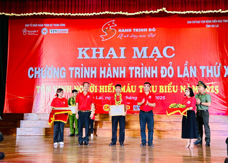 Ông Nguyễn Phấn Tiến-Chủ tịch Hội Chữ thập đỏ huyện Chư Sê nhận bằng khen của Ban Chấp hành Trung ương Hội Chữ thập đỏ Việt Nam vì có thành tích xuất sắc trong công tác HMTN. Ảnh: Như Nguyện z6727197630613-f428b58ba5a09c5b713fc10dd4abde78.jpg