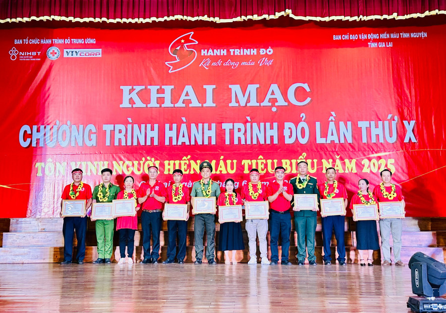 Nhiều tấm gương điển hình được tôn vinh, khen thưởng trong phong trào HMTN. Ảnh: Như Nguyện z6727197598098-203468c31166a6bbaedf6afac53ea666.jpg