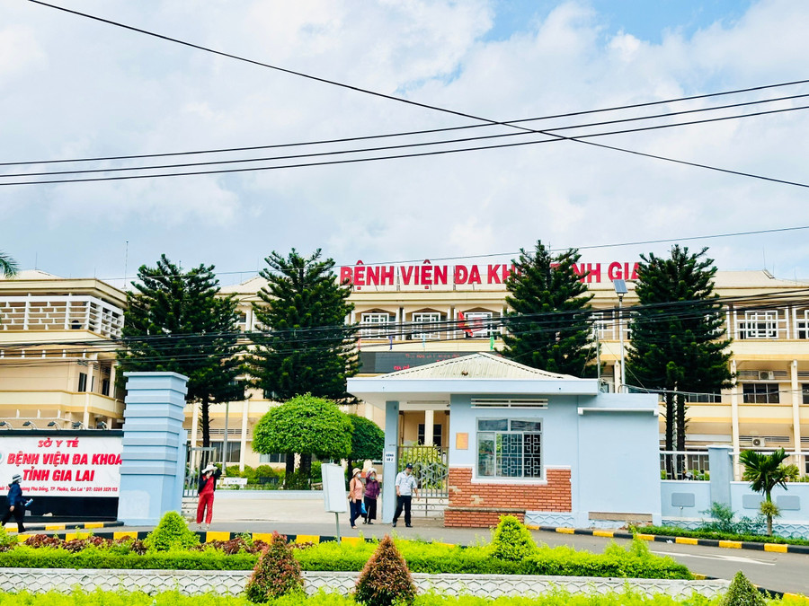 Đại diện lãnh đạo Bệnh viện đa khoa tỉnh khẳng định không có việc Bệnh viện đa khoa tỉnh ngăn cản, không cho xe vào bệnh viện đón bệnh nhân như đoạn video đã phản ánh. Ảnh: Như Nguyện z6733099100774-88716e72e694b221d910f1101692d198.jpg
