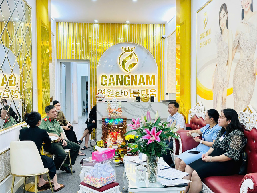 Sở Y tế phối hợp với Phòng PA03 (Công an tỉnh Gia Lai) tiến hành kiểm tra đột xuất Thẩm mỹ viện Quốc tế GANGNAM chiều 11-6. Ảnh: Như Nguyện z6694829798841-95d9f7484464ec4358e0c038235b617e.jpg