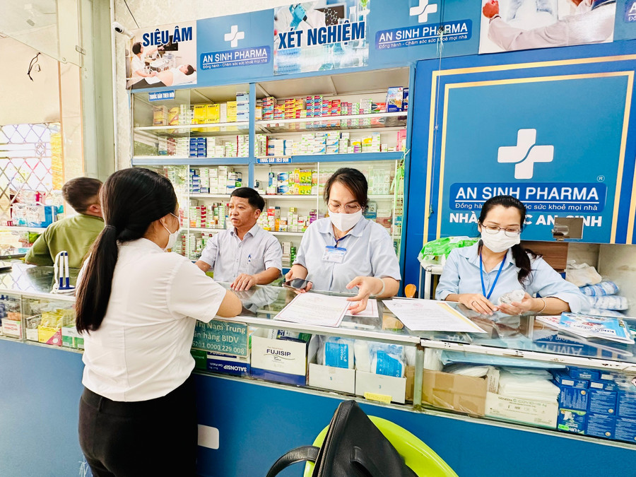 Từ ngày 27-5 đến 15-6, Sở Y tế Gia Lai đã tiến hành kiểm tra đột xuất 56 cơ sở, xử lý vi phạm hành chính đối với 12 cơ sở với tổng số tiền 70 triệu đồng. Ảnh: Như Nguyện to-kiem-tra-so-1-kiem-tra-tai-nha-thuoc-an-sinh-lo-73-75-ton-that-tung-tp-pleiku-anh-nhu-nguyen.jpg
