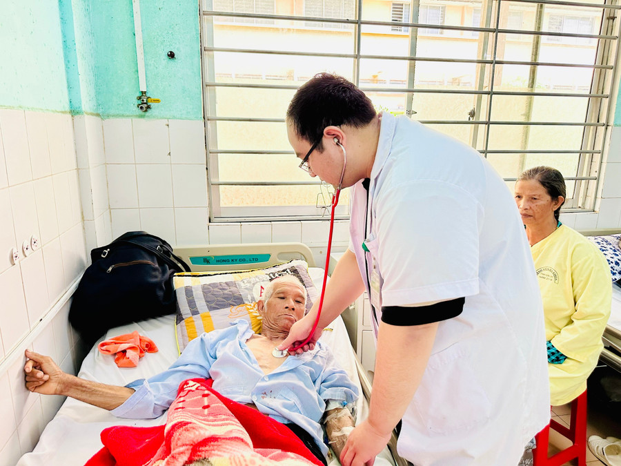 Ông Ksor Thúch bị nhồi máu cơ tim nhập viện cấp cứu nhưng không có tiền, không có bảo hiểm y tế. Các y, bác sĩ Khoa Tim mạch (Bệnh viện Đa khoa tỉnh) đã vận động nhà hảo tâm hỗ trợ chi phí giúp ông. Ảnh: Như Nguyện z6718365700745-26a25c28a7f9cc4c819e0a03450d9a4f.jpg