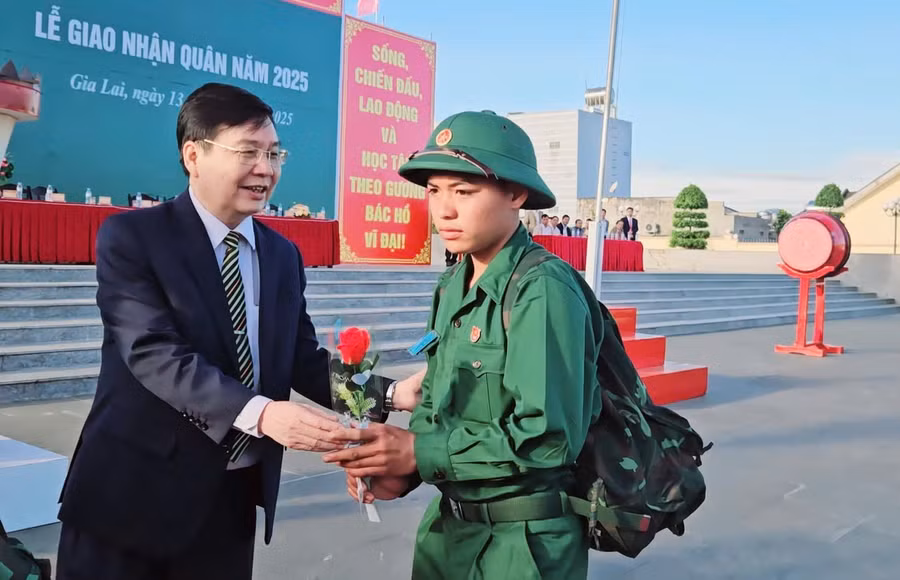Ông Huỳnh Quang Thái-Ủy viên Ban Thường vụ Tỉnh Ủy, Trưởng ban Tổ chức Tỉnh ủy đã tặng quà và hoa, động viên các tân binh lên đường nhập ngũ. Ảnh: Ngọc Duy