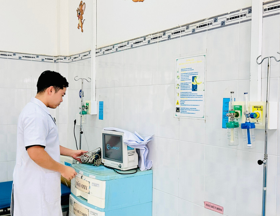 Khoa Khám-Cấp cứu (Bệnh viện Nhi Gia Lai) chuẩn bị đầy đủ thuốc, vật tư, hóa chất, trang thiết bị y tế đảm bảo đáp ứng nhu cầu khám chữa bệnh, cấp cứu cho bệnh nhi trên địa bàn. Ảnh: Như Nguyện z6556887548486-915f18431a6482d602f96841acc289bf.jpg