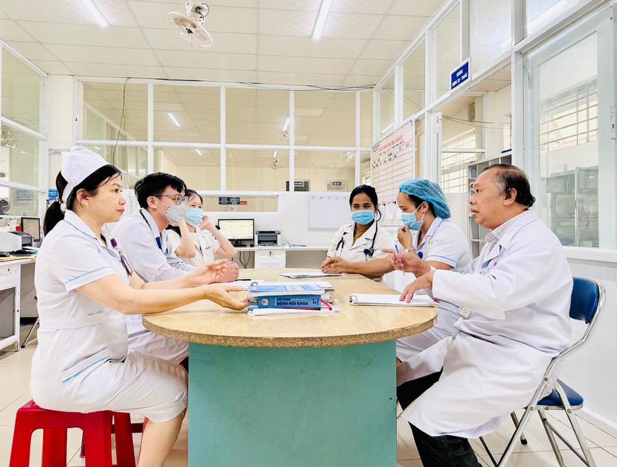 Y, bác sĩ Khoa Cấp cứu (Bệnh viện Đa khoa tỉnh) họp triển khai công tác trực cấp cứu trong kỳ nghỉ lễ 30-4 và 1-5. Ảnh: Như Nguyện z6556887591717-6b6b1dae30c7383d0d45104e7d42bd78.jpg