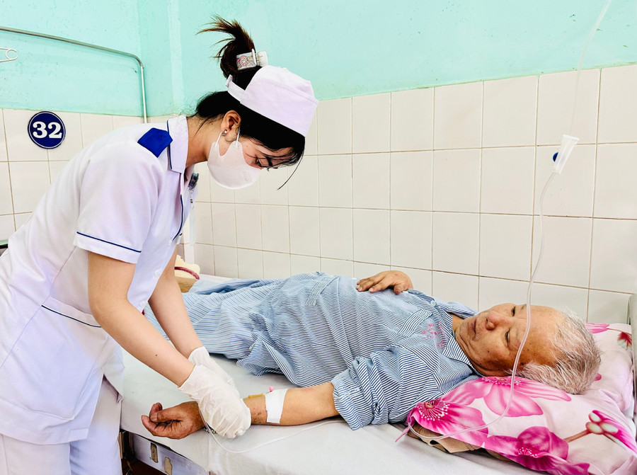 Từ khi Khoa Ung bướu và Y học hạt nhân (Bệnh viện Đa khoa tỉnh) đi vào hoạt động, nhiều bệnh nhân đã đến thăm khám, thuận lợi điều trị tại chỗ. Ảnh: Như Nguyện tu-khi-khoa-ung-buou-va-y-hoc-hat-nhan-benh-vien-da-khoa-tinh-di-vao-hoat-dong-nhieu-benh-nhan-da-den-tham-kham-thuan-loi-dieu-tri-tai-cho-anh-nhu-nguyen.jpg