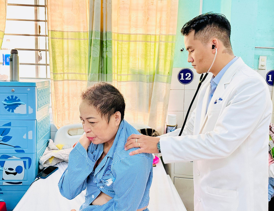Bác sĩ Nguyễn Đình Hùng thăm khám cho bệnh nhân điều trị tại Khoa Ung bướu và Y học hạt nhân (Bệnh viện Đa khoa tỉnh). Ảnh: Như Nguyện bac-si-cki-nguyen-dinh-hung-tham-kham-cho-benh-nhan-dieu-tri-tai-khoa-ung-buou-va-y-hoc-hat-nhan-benh-vien-da-khoa-tinh-anh-nhu-nguyen.jpg