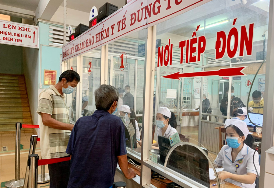 Tổ trực điện thoại đường dây nóng có nhiệm vụ tiếp nhận các kiến nghị, phản ánh của người dân qua đường dây nóng, báo cáo cấp có thẩm quyền theo quy định. Ảnh: Như Nguyện thieu-thuoc-vat-tu-y-te-dan-den-nguoi-benh-co-the-bhyt-chiu-nhieu-thiet-thoi-anh-nhu-nguyen.jpg